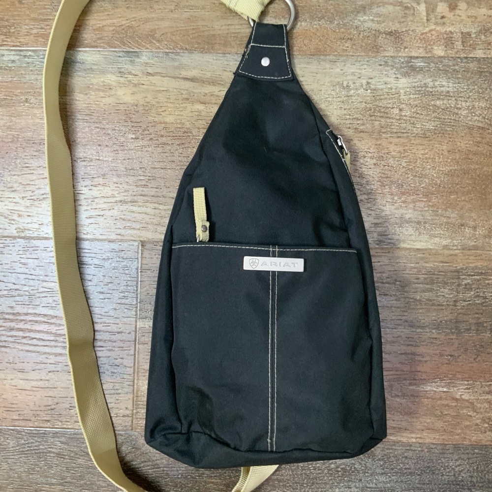 The Ariat Casanova Stitch Sling Crossbody Bag - Picture 2 of 3